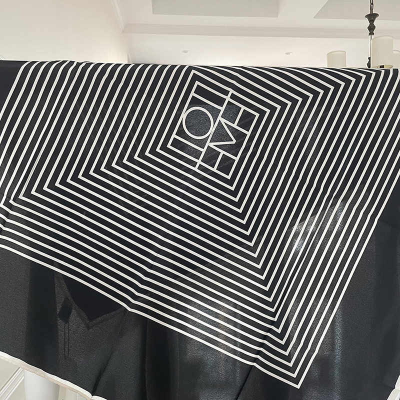 Šal od svile s nišnim prugama – Crepe de Chine Mulberry Silk, Veliki kvadratni šal, Izvor: Spot, Svi godišnja doba, Podrijetlo Zhejiang, Navedeno Ljeto 2023