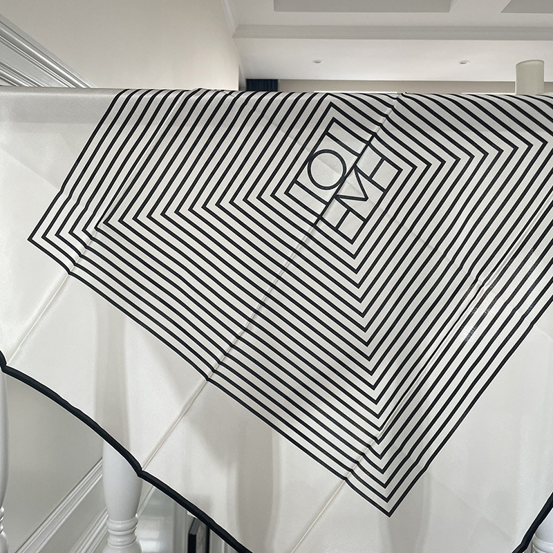 Šal od svile s nišnim prugama – Crepe de Chine Mulberry Silk, Veliki kvadratni šal, Izvor: Spot, Svi godišnja doba, Podrijetlo Zhejiang, Navedeno Ljeto 2023