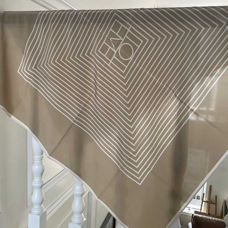 Šal od svile s nišnim prugama – Crepe de Chine Mulberry Silk, Veliki kvadratni šal, Izvor: Spot, Svi godišnja doba, Podrijetlo Zhejiang, Navedeno Ljeto 2023