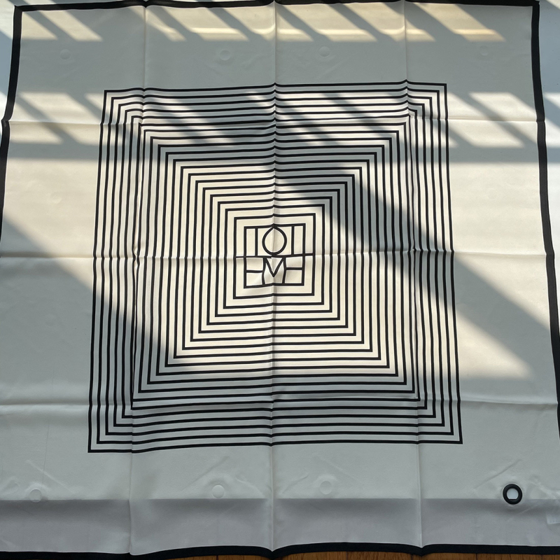 Šal od svile s nišnim prugama – Crepe de Chine Mulberry Silk, Veliki kvadratni šal, Izvor: Spot, Svi godišnja doba, Podrijetlo Zhejiang, Navedeno Ljeto 2023