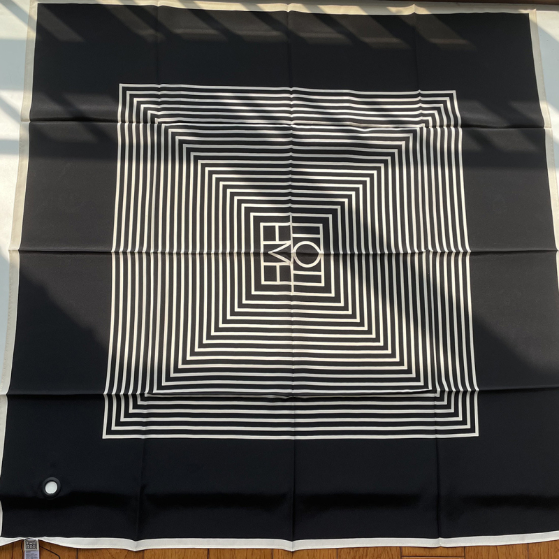 Šal od svile s nišnim prugama – Crepe de Chine Mulberry Silk, Veliki kvadratni šal, Izvor: Spot, Svi godišnja doba, Podrijetlo Zhejiang, Navedeno Ljeto 2023