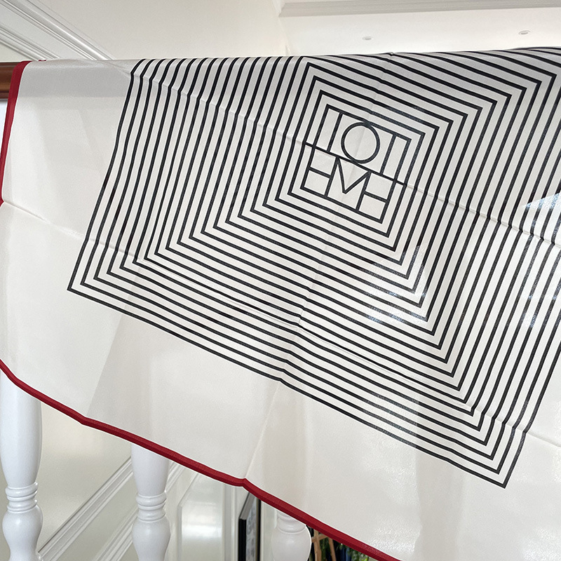 Šal od svile s nišnim prugama – Crepe de Chine Mulberry Silk, Veliki kvadratni šal, Izvor: Spot, Svi godišnja doba, Podrijetlo Zhejiang, Navedeno Ljeto 2023