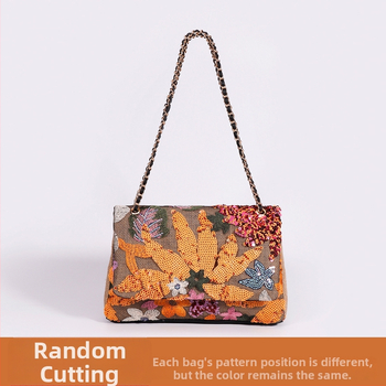 Pečių rankinė siuvinėjimu ir karoliukais, medvilnės ir lino audinys, horizontali stačiakampio siluet, vidinė užtrauktuko kišenė