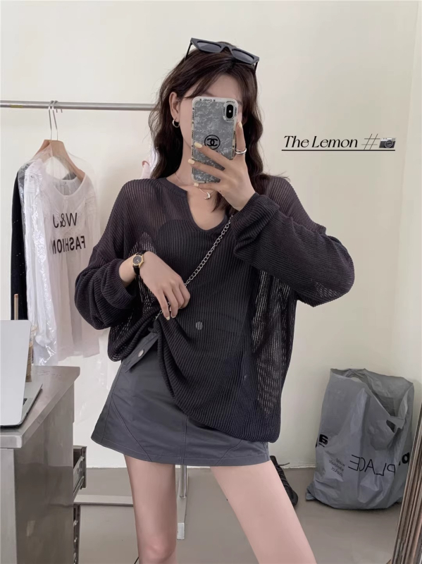 Brīvi krāsota adīta blūze ar V formas izgriezumu, garas piedurknes, kokvilnas elastāna audums, UPF30+ UV aizsardzība, vidējā garuma, džemper-stils