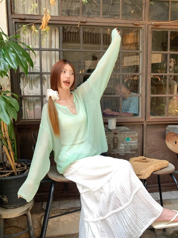 Brīvi krāsota adīta blūze ar V formas izgriezumu, garas piedurknes, kokvilnas elastāna audums, UPF30+ UV aizsardzība, vidējā garuma, džemper-stils