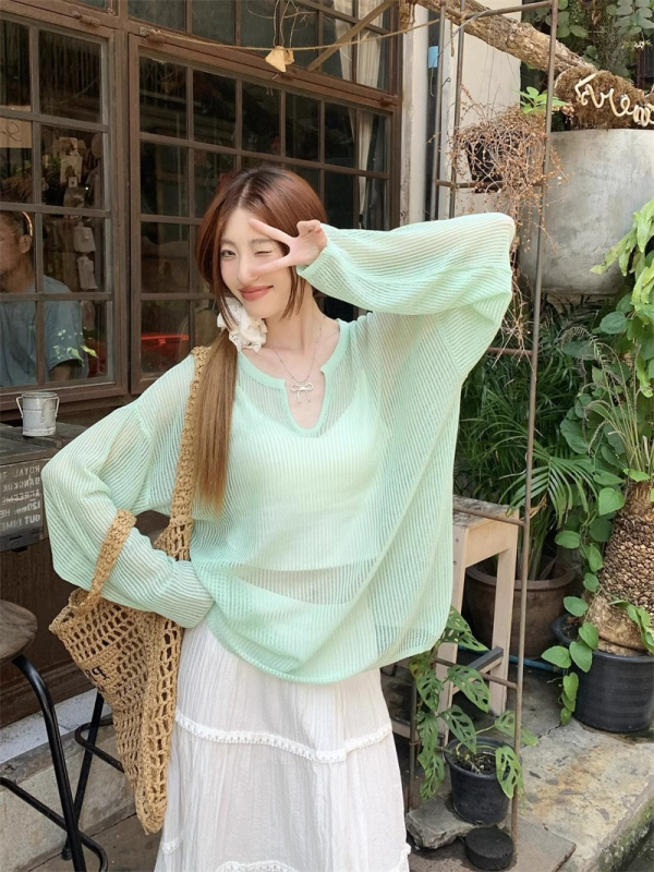 Brīvi krāsota adīta blūze ar V formas izgriezumu, garas piedurknes, kokvilnas elastāna audums, UPF30+ UV aizsardzība, vidējā garuma, džemper-stils