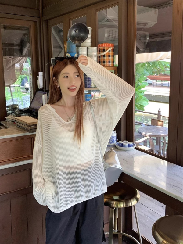 Brīvi krāsota adīta blūze ar V formas izgriezumu, garas piedurknes, kokvilnas elastāna audums, UPF30+ UV aizsardzība, vidējā garuma, džemper-stils