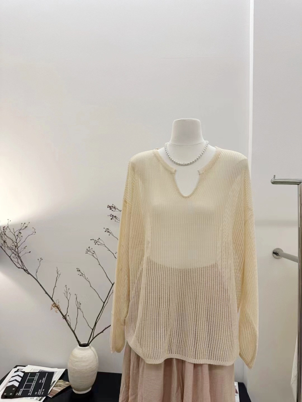 Brīvi krāsota adīta blūze ar V formas izgriezumu, garas piedurknes, kokvilnas elastāna audums, UPF30+ UV aizsardzība, vidējā garuma, džemper-stils