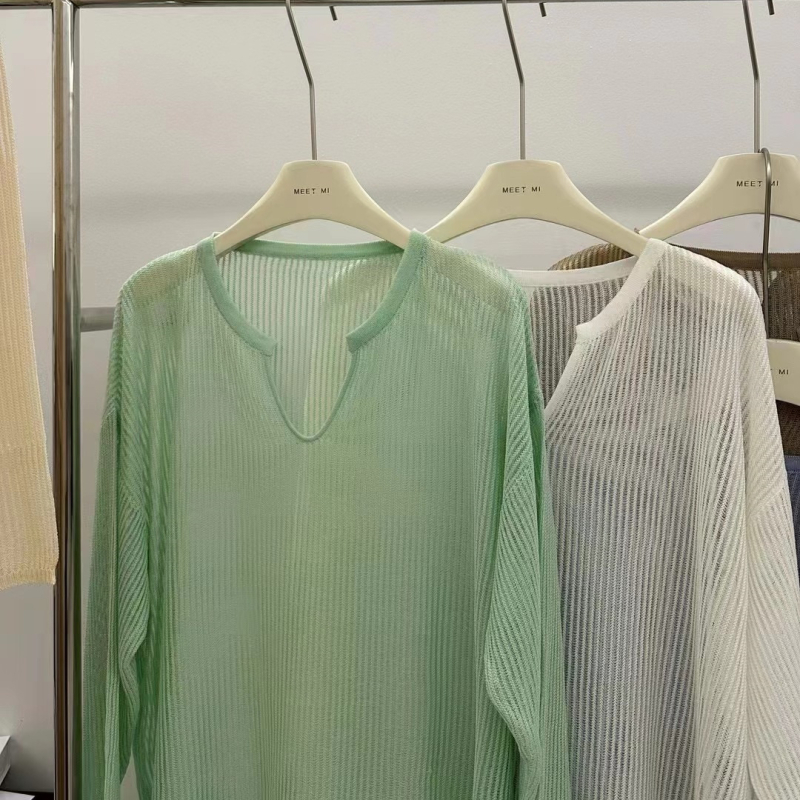 Brīvi krāsota adīta blūze ar V formas izgriezumu, garas piedurknes, kokvilnas elastāna audums, UPF30+ UV aizsardzība, vidējā garuma, džemper-stils