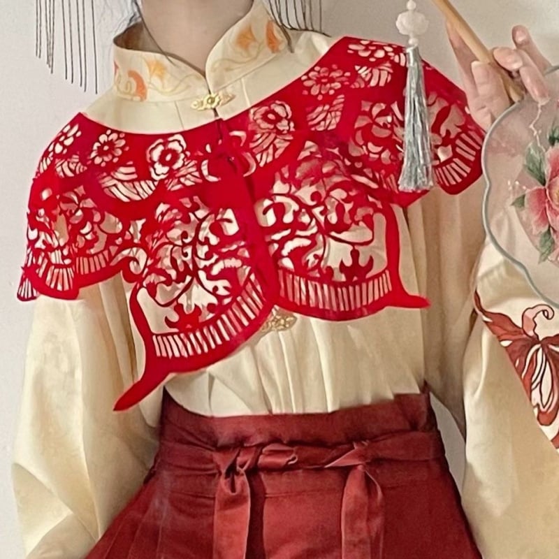 Hanfu inspirirani šal s oblacnim ramenima i dizajnom izrezanog papira iz razdoblja Vojnih Država, rekvizit za fotografiju za putničke portrete