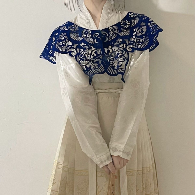 Hanfu inspirirani šal s oblacnim ramenima i dizajnom izrezanog papira iz razdoblja Vojnih Država, rekvizit za fotografiju za putničke portrete