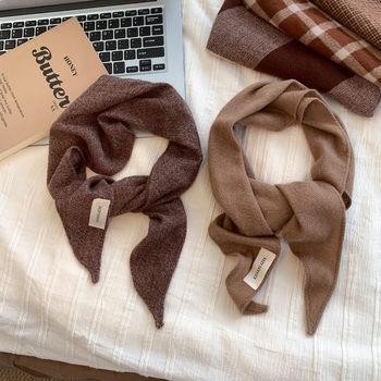 Trokutasti šal s retro kariranim uzorkom, twill tkanina, poliester materijal, održava toplinu, za jesen