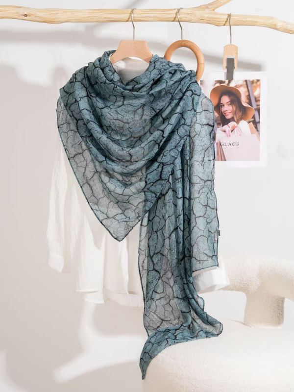 Šal s retro otiskom — prozračna poliester warp-knit tkanina (Warp Knit • Poliester tkanina • Četiri godišnja doba • Zaštita od sunca • Zadržava toplinu)