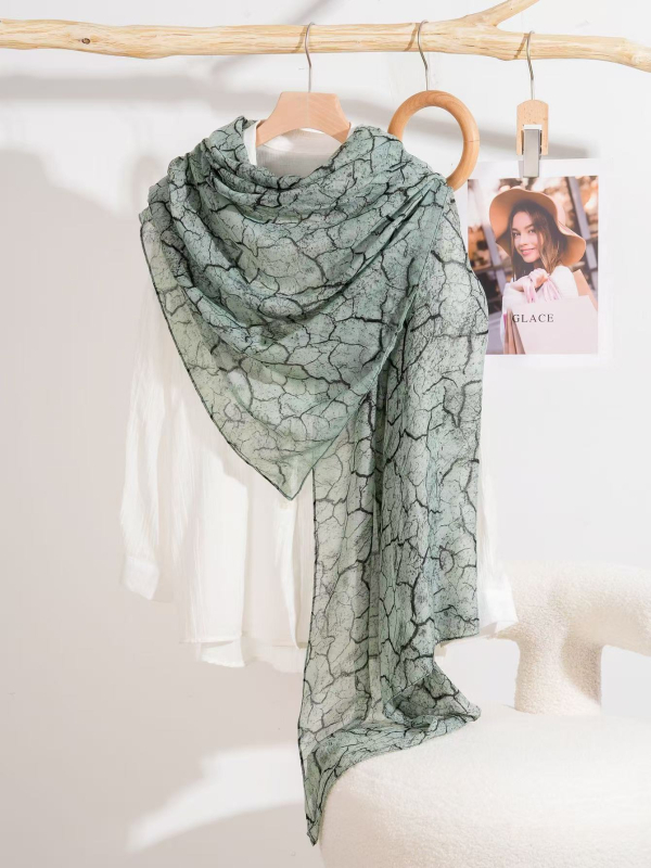 Šal s retro otiskom — prozračna poliester warp-knit tkanina (Warp Knit • Poliester tkanina • Četiri godišnja doba • Zaštita od sunca • Zadržava toplinu)