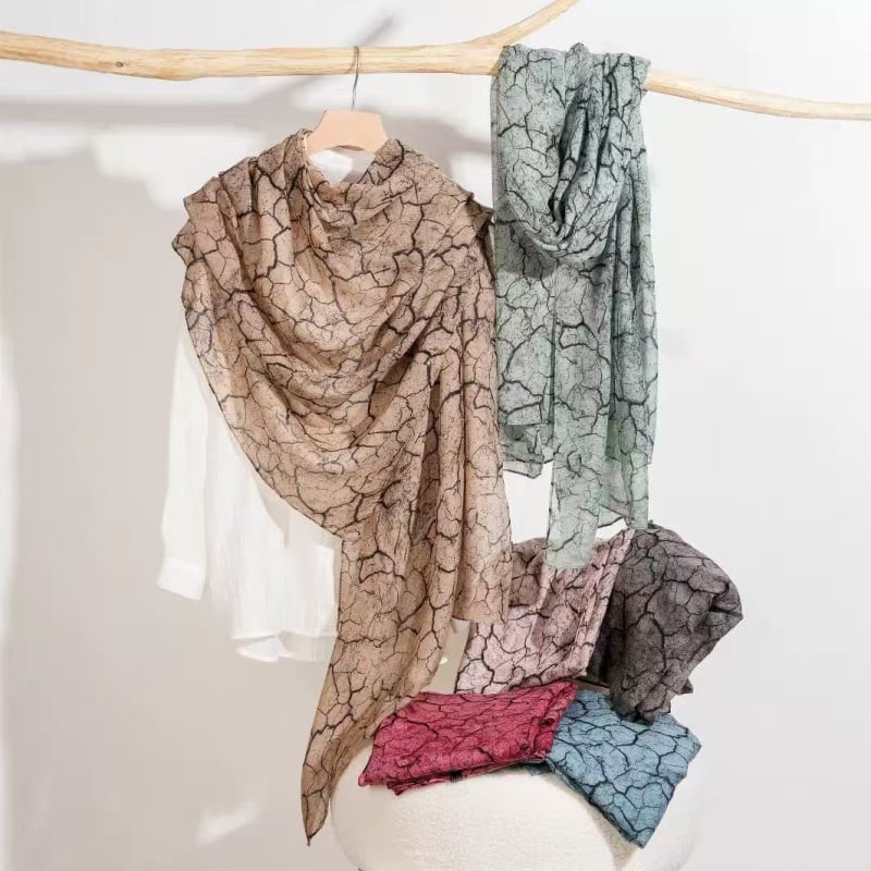 Šal s retro otiskom — prozračna poliester warp-knit tkanina (Warp Knit • Poliester tkanina • Četiri godišnja doba • Zaštita od sunca • Zadržava toplinu)