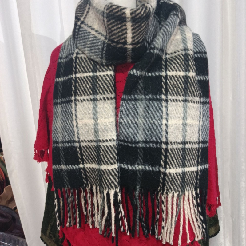 Zimski vuneni karirani šal — twill tkanje; vunena mješavina; produžena duljina; zadržava toplinu