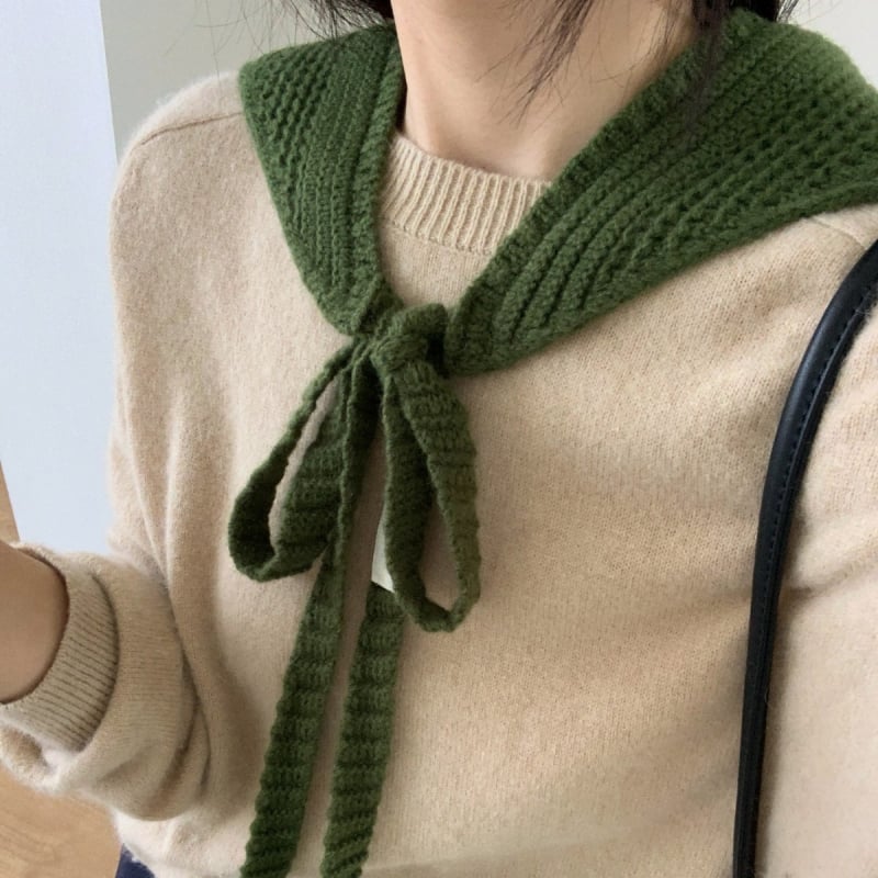 Șal triunghiular cu design decupat, din lână, monocrom, păstrează căldura