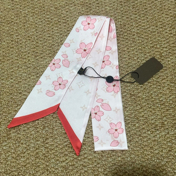 Μεταξωτό φουλάρι μαλλιών και λαστιχάκι μαλλιών, Fleur μάρκα, συνθετικό μετάξι, ύφανση twill, εκτύπωση, άνοιξη 2025