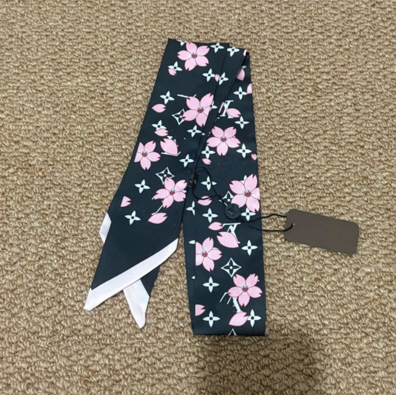 Μεταξωτό φουλάρι μαλλιών και λαστιχάκι μαλλιών, Fleur μάρκα, συνθετικό μετάξι, ύφανση twill, εκτύπωση, άνοιξη 2025