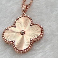 Kaklarota ar četrlapu motīvu, titāna tērauds, pulēta virsma, dabīgs stils, svaigs un salds, izlaidums 2024. gada pavasarī