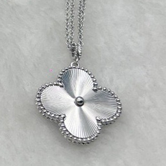 Kaklarota ar četrlapu motīvu, titāna tērauds, pulēta virsma, dabīgs stils, svaigs un salds, izlaidums 2024. gada pavasarī