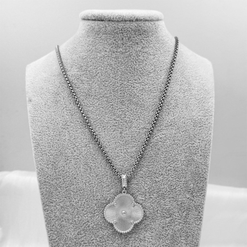 Kaklarota ar četrlapu motīvu, titāna tērauds, pulēta virsma, dabīgs stils, svaigs un salds, izlaidums 2024. gada pavasarī