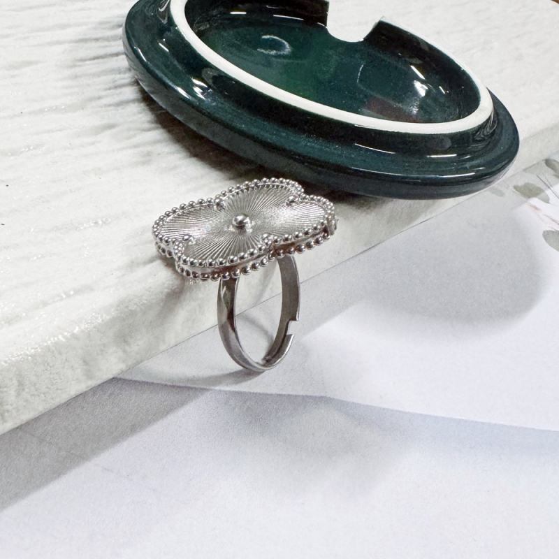 Kaklarota ar četrlapu motīvu, titāna tērauds, pulēta virsma, dabīgs stils, svaigs un salds, izlaidums 2024. gada pavasarī