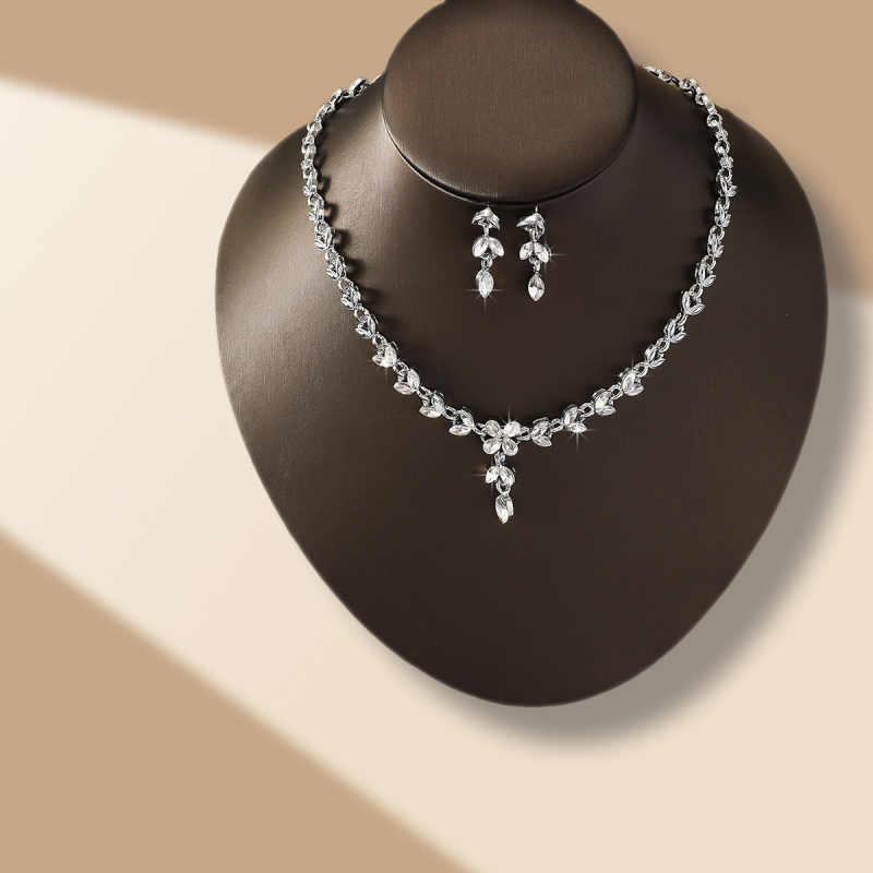 Ženski rhinestones skup nakita: ogrlica, naušnice i narukvica s privjeskom rezanim poput dijamanta na standardnoj lančić; privjesak materijal: legura; uzorci: srce, suza, zvončić