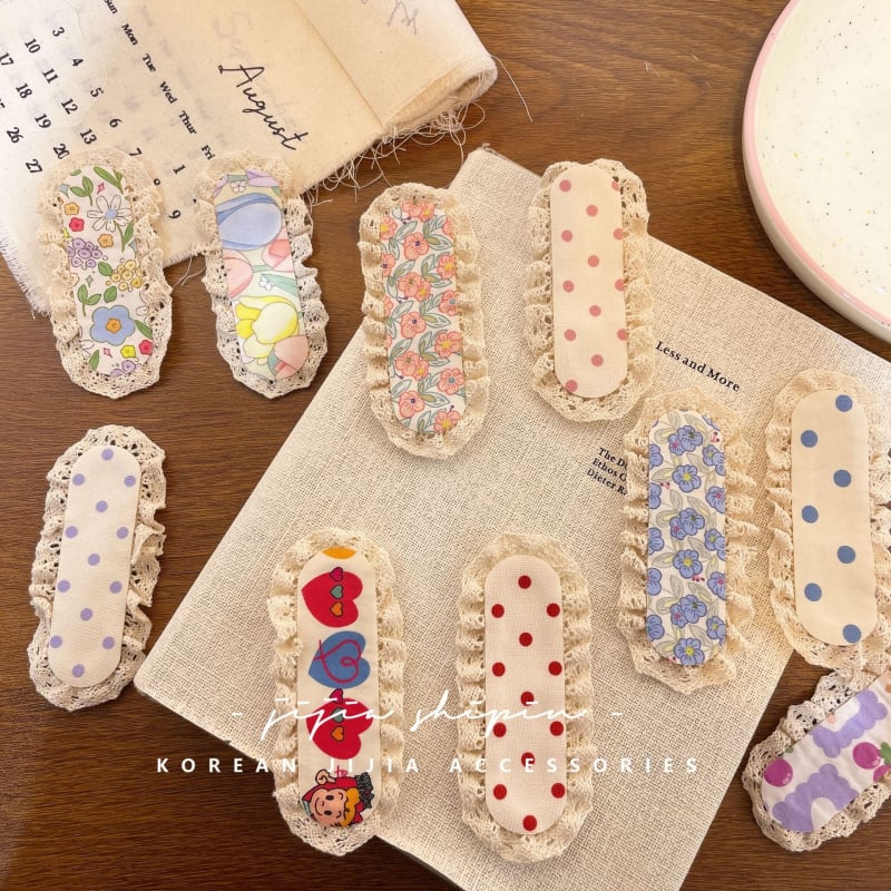 Vaikų galvos aksesuaras Korėjos stiliumi su nėrinių kraštu ir žiedlapių raštu su taškučiais, rankų darbo (Medžiaga: Audinys; Stilius: Korėjietiškas; Forma: Gėlė; Apdorojimas: Rankų darbas)