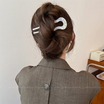 U-kujuline juuksekamm äädikhappega naistele — vintage stiil, kevad 2024 (Materjal: äädikhape; Stiil: vintage, naised; Vorm: U-kujuline)