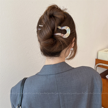 U-kujuline juuksekamm äädikhappega naistele — vintage stiil, kevad 2024 (Materjal: äädikhape; Stiil: vintage, naised; Vorm: U-kujuline)