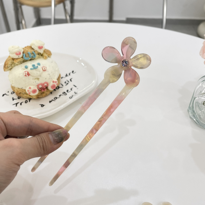 Plaukų segtukas su gėlų žiedlapiais, medžiaga: acto rūgštis, paprastas stilius, atskiras įpakavimas