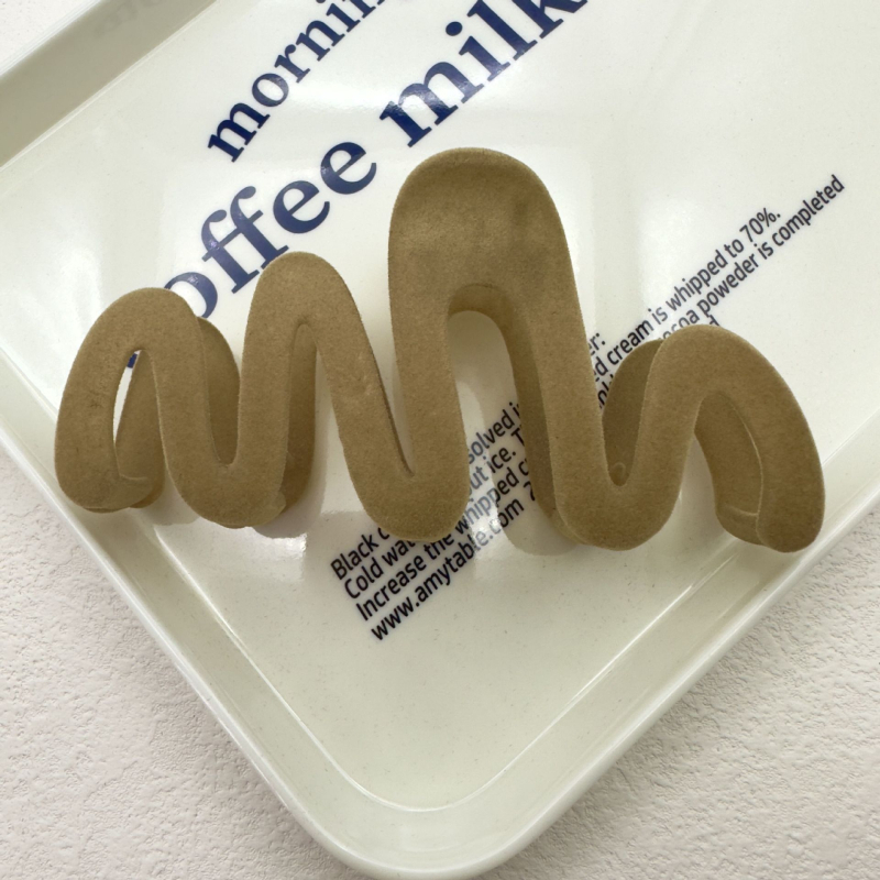 Shark clip za kosu, ručna izrada, plastika/smola, zima 2023, modni uredski stil