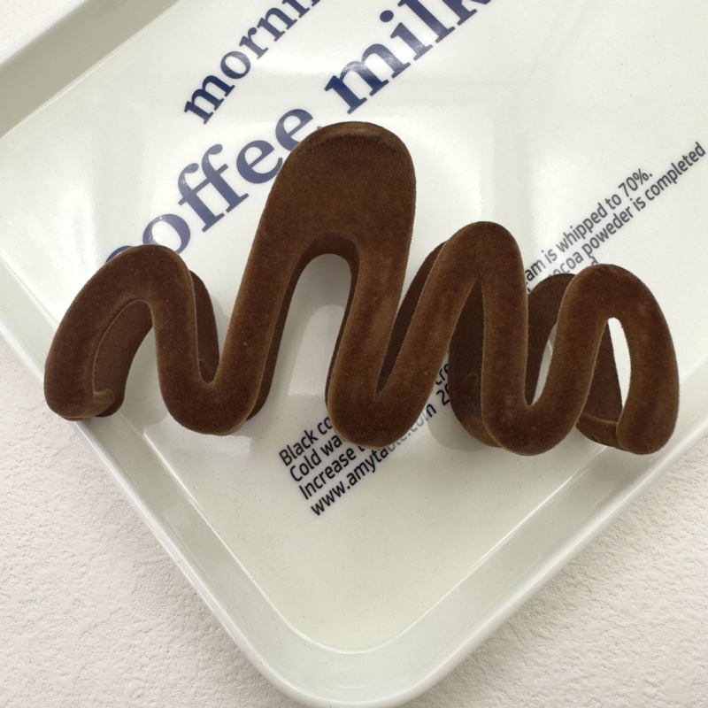 Shark clip za kosu, ručna izrada, plastika/smola, zima 2023, modni uredski stil