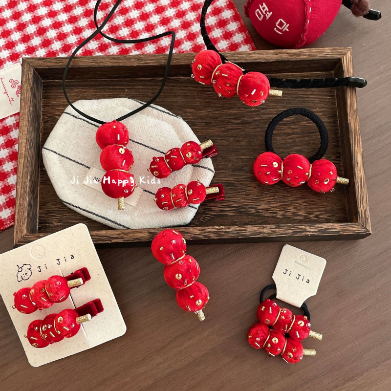 Set dodataka za kosu, dječji korejski stil, ručna izrada; materijal: tkanina; uzorak: kandirano hlohovo voće; uključuje gumicu za kosu, vrpcu za kosu i špicu za kosu; za djecu 0–10 godina