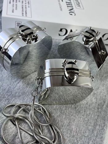 Mini akrila apaļā crossbody soma, pilsētas vienkāršs stils, cieta korpuss, atvērta augšdaļa, iekšējie kabati telefons, ID un kamera