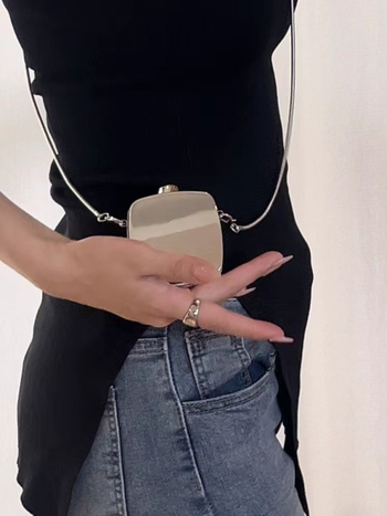 Mini akrila apaļā crossbody soma, pilsētas vienkāršs stils, cieta korpuss, atvērta augšdaļa, iekšējie kabati telefons, ID un kamera