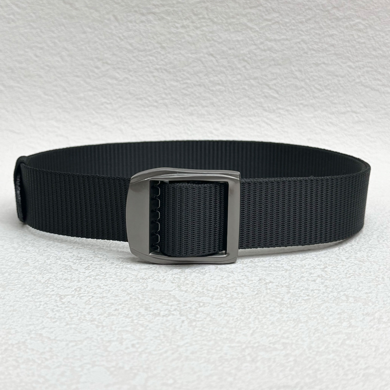 Pojas – Pleteni materijal, kopča od zlitine, zatvaranje kopčom, širina 2-4 cm, stil: svestran, opušten, sportski, minimalistički