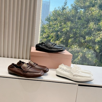 Loaferid ruudukujulise ninaga, ülemine kiht esimesest kihist lehma nahast, keskmise kõrgusega kanna 3–5 cm, paks kand