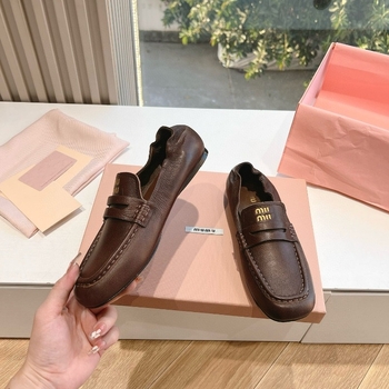 Loaferid ruudukujulise ninaga, ülemine kiht esimesest kihist lehma nahast, keskmise kõrgusega kanna 3–5 cm, paks kand