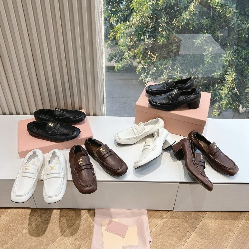 Loaferid ruudukujulise ninaga, ülemine kiht esimesest kihist lehma nahast, keskmise kõrgusega kanna 3–5 cm, paks kand