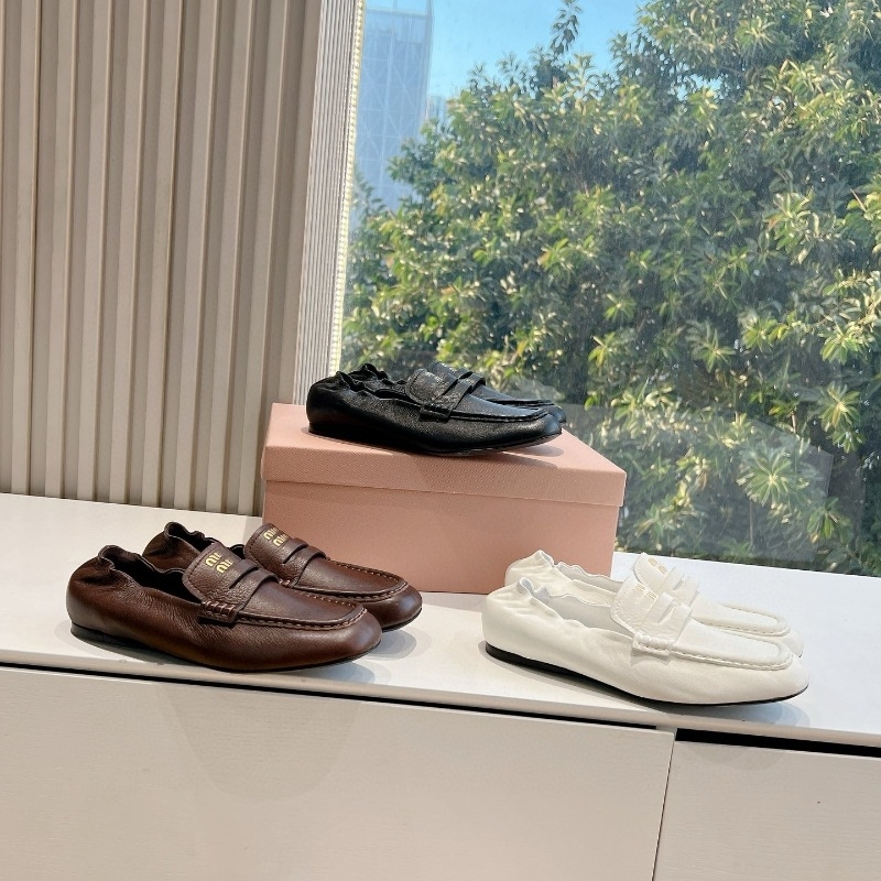 Loaferid ruudukujulise ninaga, ülemine kiht esimesest kihist lehma nahast, keskmise kõrgusega kanna 3–5 cm, paks kand