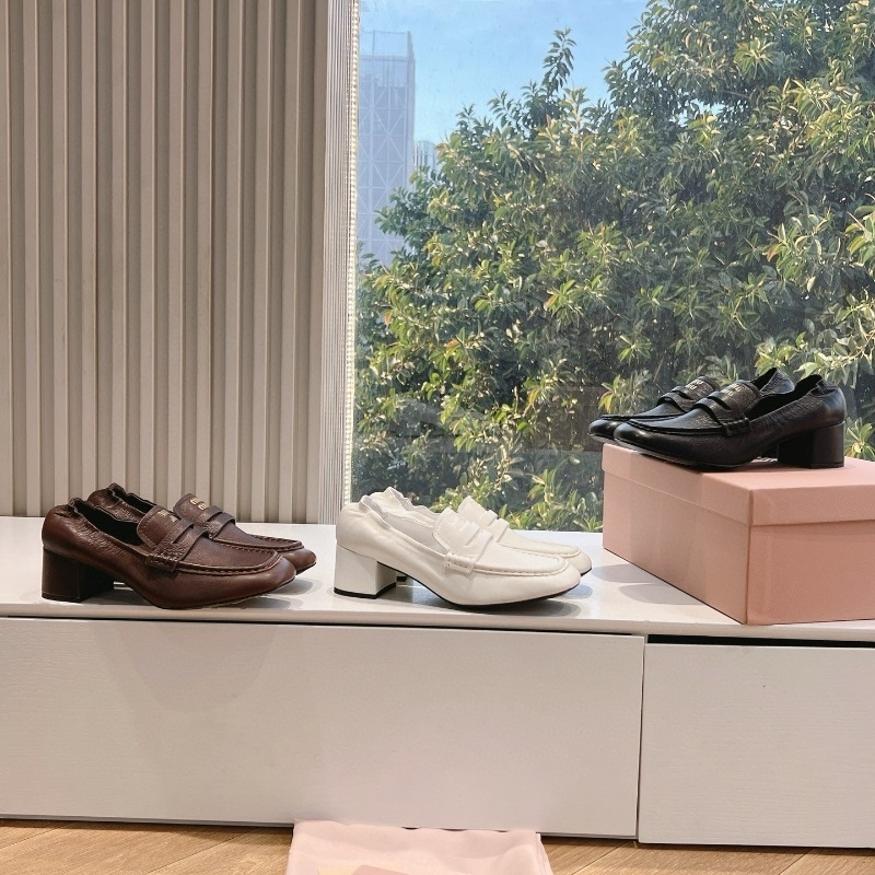 Loaferid ruudukujulise ninaga, ülemine kiht esimesest kihist lehma nahast, keskmise kõrgusega kanna 3–5 cm, paks kand