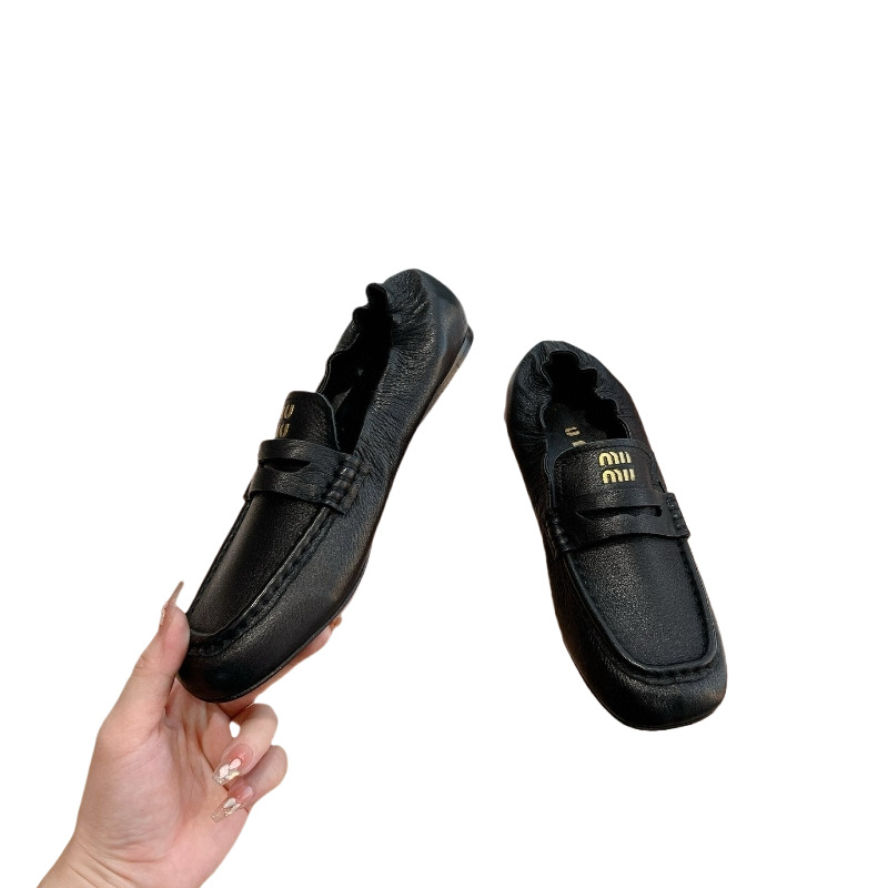 Loaferid ruudukujulise ninaga, ülemine kiht esimesest kihist lehma nahast, keskmise kõrgusega kanna 3–5 cm, paks kand