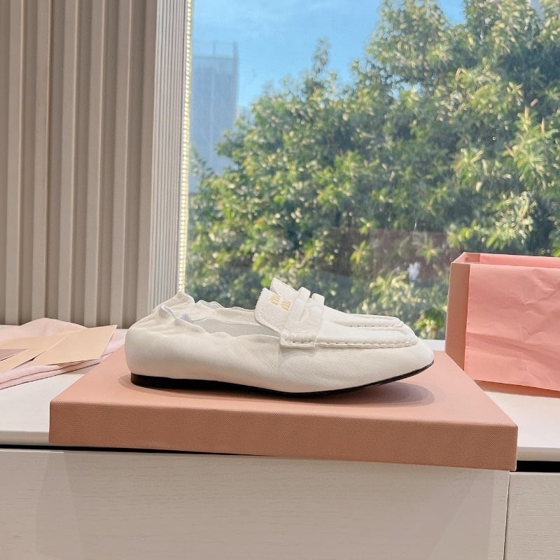 Loaferid ruudukujulise ninaga, ülemine kiht esimesest kihist lehma nahast, keskmise kõrgusega kanna 3–5 cm, paks kand