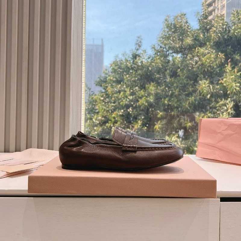 Loaferid ruudukujulise ninaga, ülemine kiht esimesest kihist lehma nahast, keskmise kõrgusega kanna 3–5 cm, paks kand