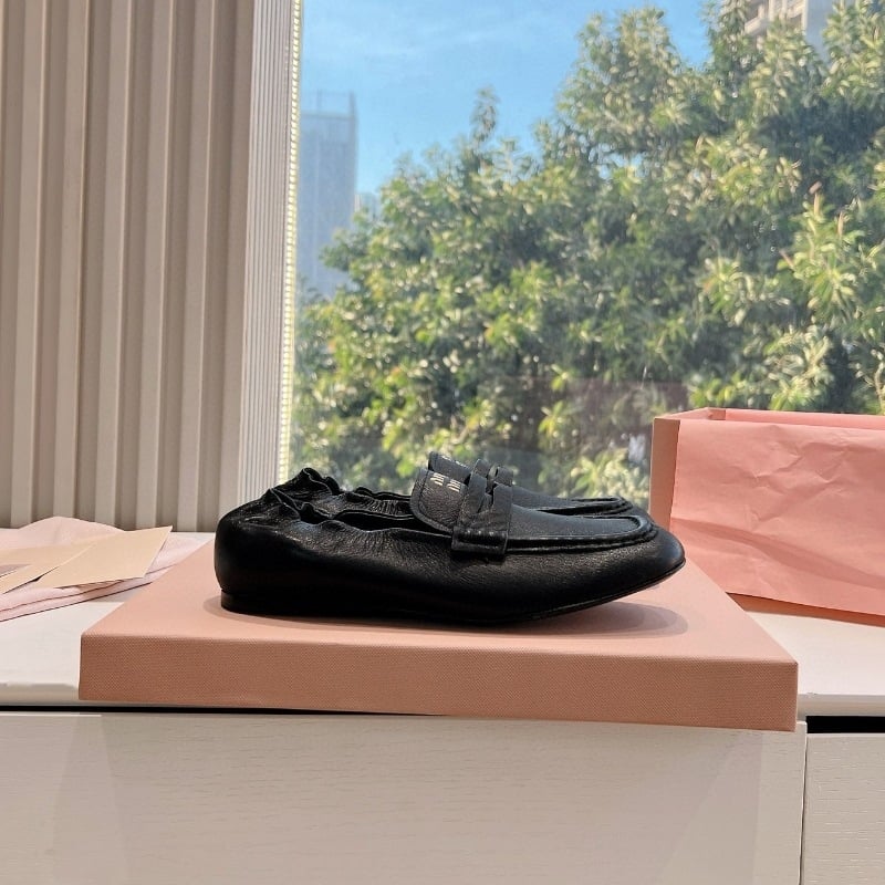 Loaferid ruudukujulise ninaga, ülemine kiht esimesest kihist lehma nahast, keskmise kõrgusega kanna 3–5 cm, paks kand