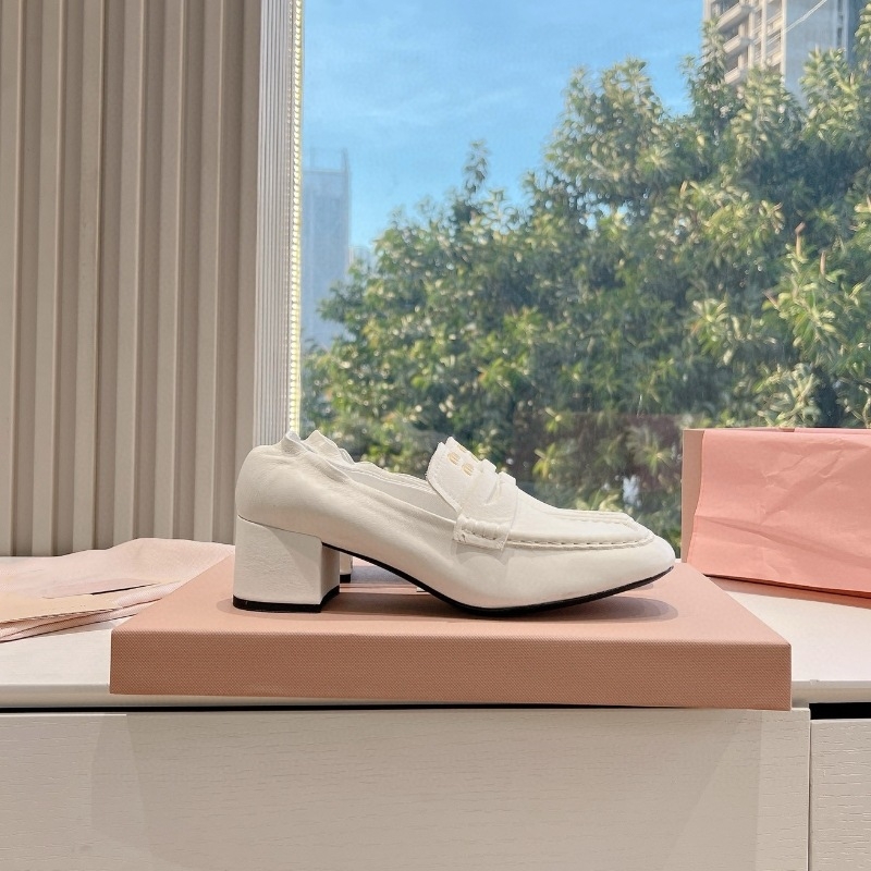 Loaferid ruudukujulise ninaga, ülemine kiht esimesest kihist lehma nahast, keskmise kõrgusega kanna 3–5 cm, paks kand