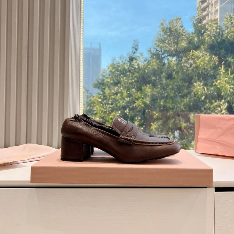 Loaferid ruudukujulise ninaga, ülemine kiht esimesest kihist lehma nahast, keskmise kõrgusega kanna 3–5 cm, paks kand