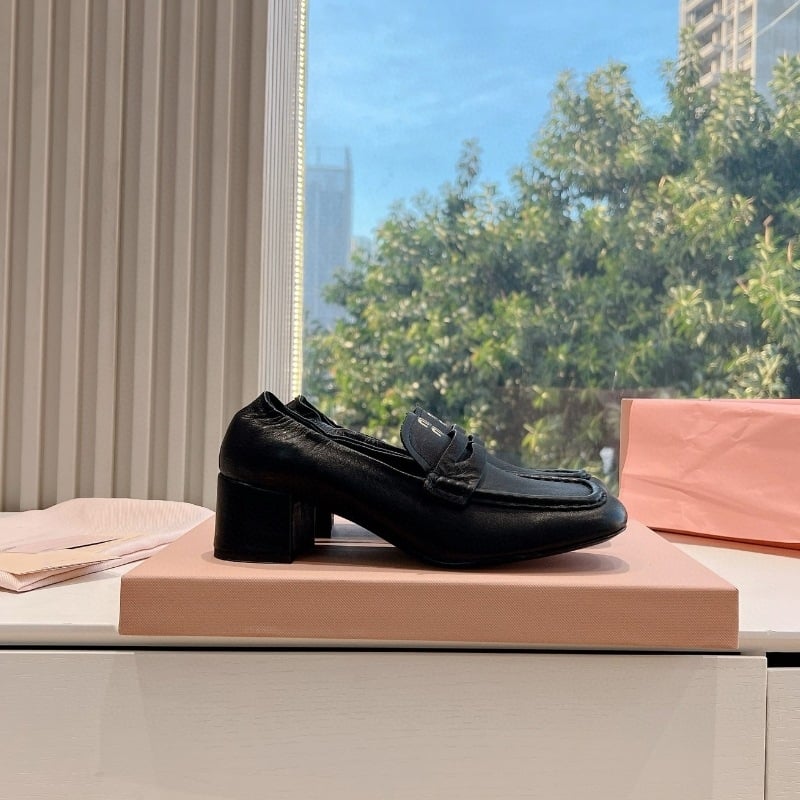 Loaferid ruudukujulise ninaga, ülemine kiht esimesest kihist lehma nahast, keskmise kõrgusega kanna 3–5 cm, paks kand